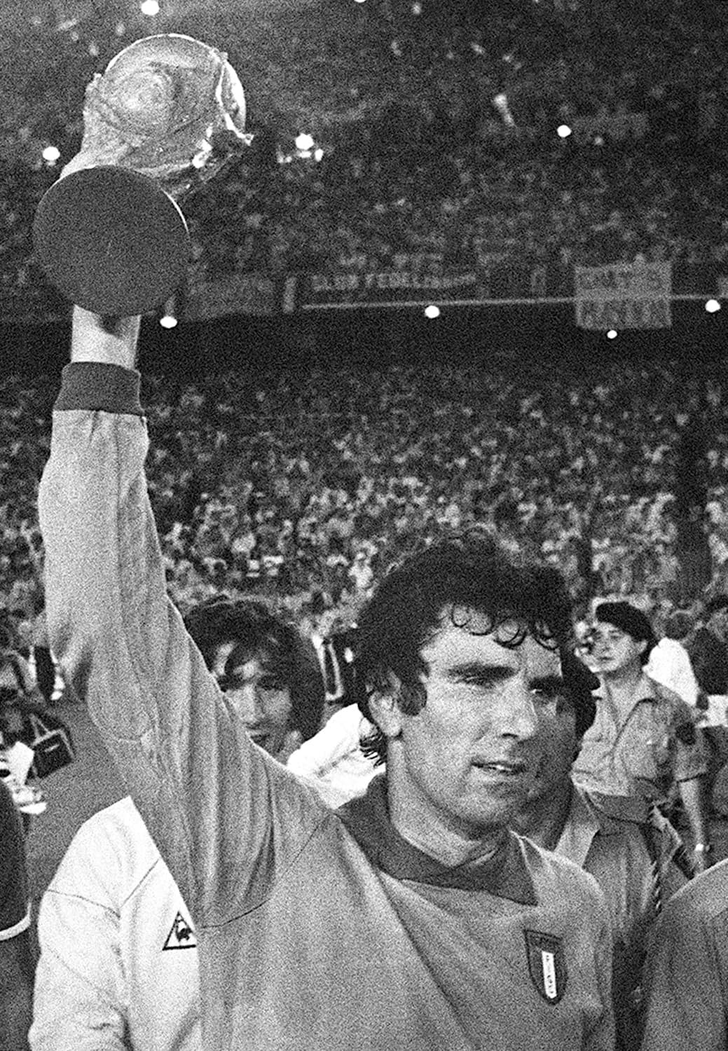 Italia tuvo en Dino Zoff a su capitán, al hombre más longevo que a sus 40 años demostró la entrega del más joven y la experiencia de quien pasó a la historia de los mundiales por su profesionalismo.