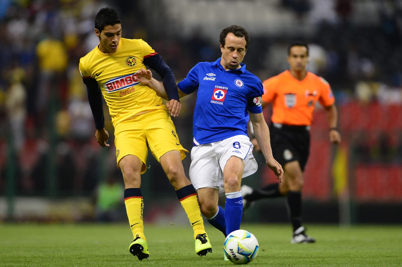 Su debut con la selección nacional fue en un encuentro frente a Argentina.
