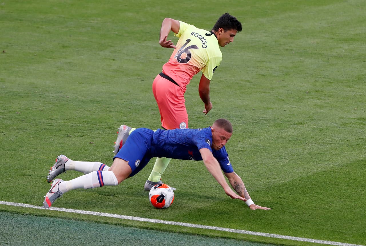 Charles Barkley es bajado por Rodri, pero el árbitro decide no marcar la falta y el inglés explota en su contra.