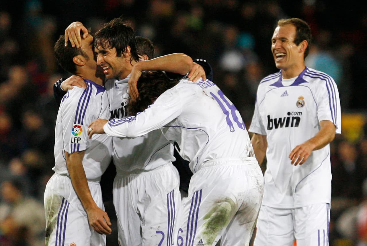 Raúl González era el gran líder de ese Real Madrid, que también tenía al holandés Arjen Robben aún con cabello y como un joven en crecimiento.