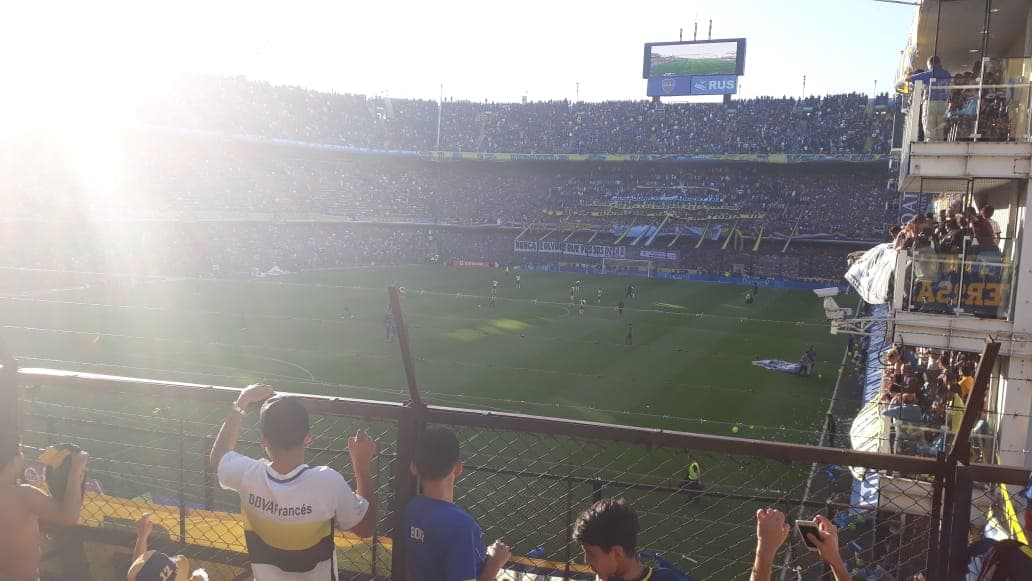 Ya en el interior de La Bombonera se vive la magia del Superclásico Argentino.