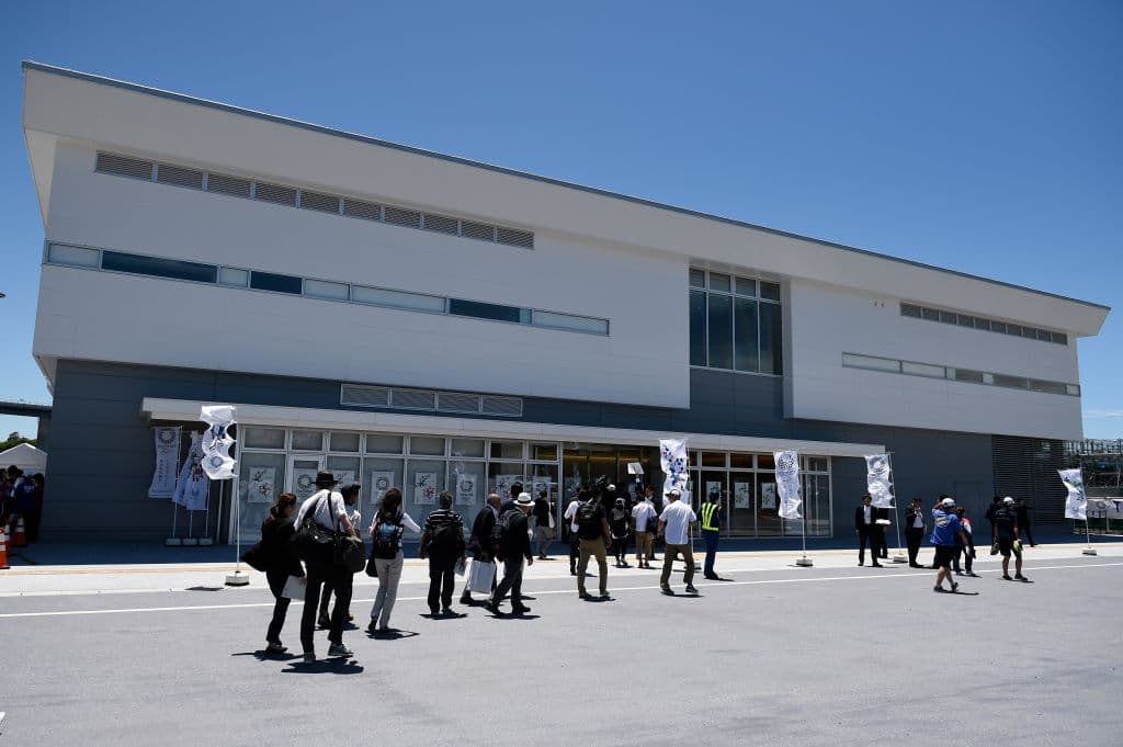 Esta es una vista externa de Sea Forest Waterway, sede de canotaje y remo.