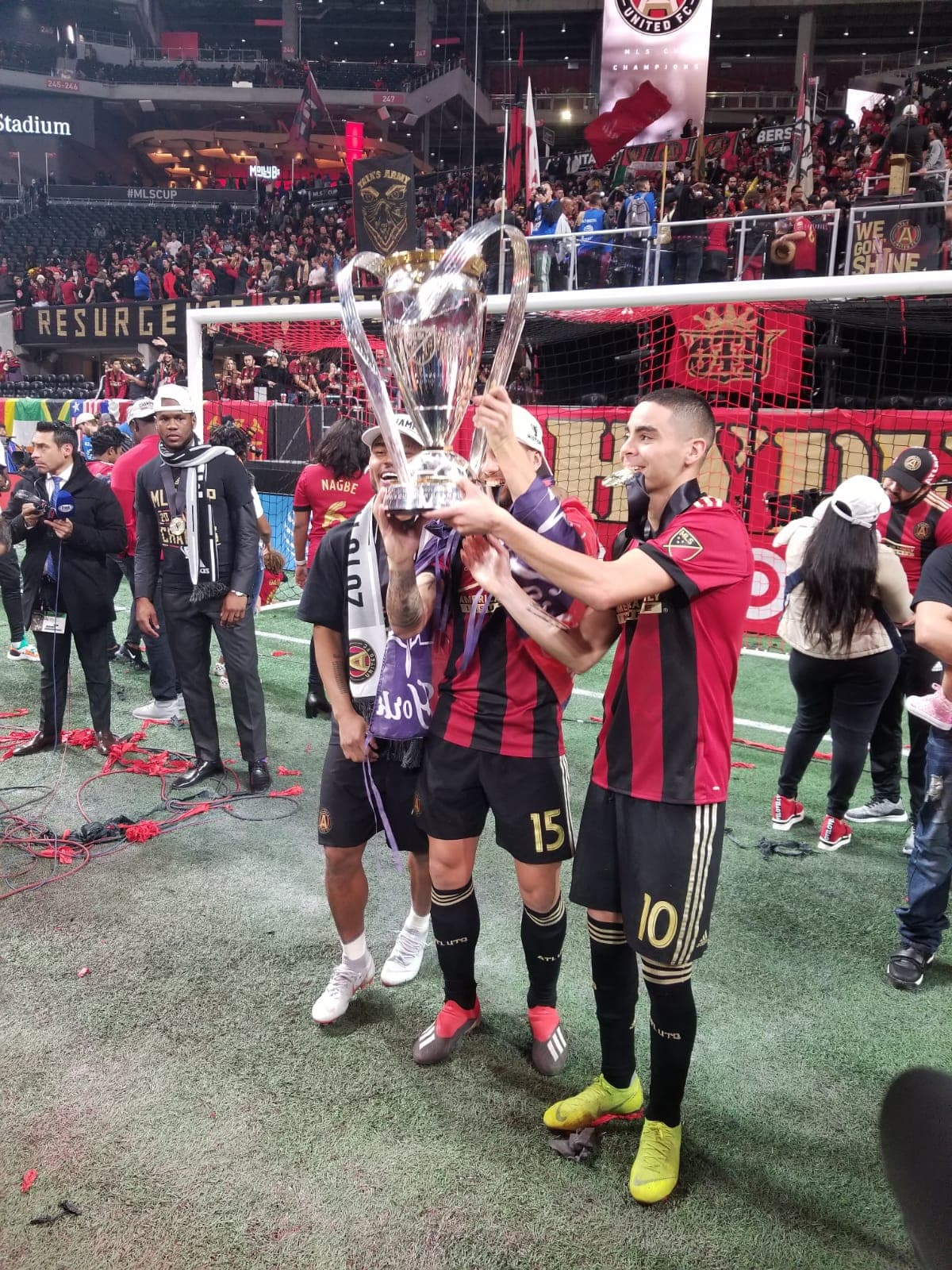 La vuelta olímpica y la celebración continuaron en el campo del Mercedes-Benz Stadium de Atlanta.