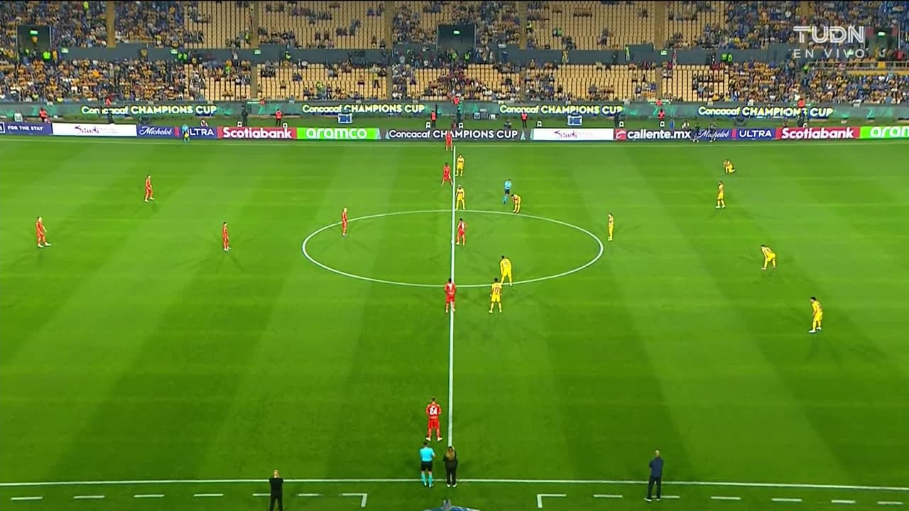 Arranca el partido y la pelota está en juego.