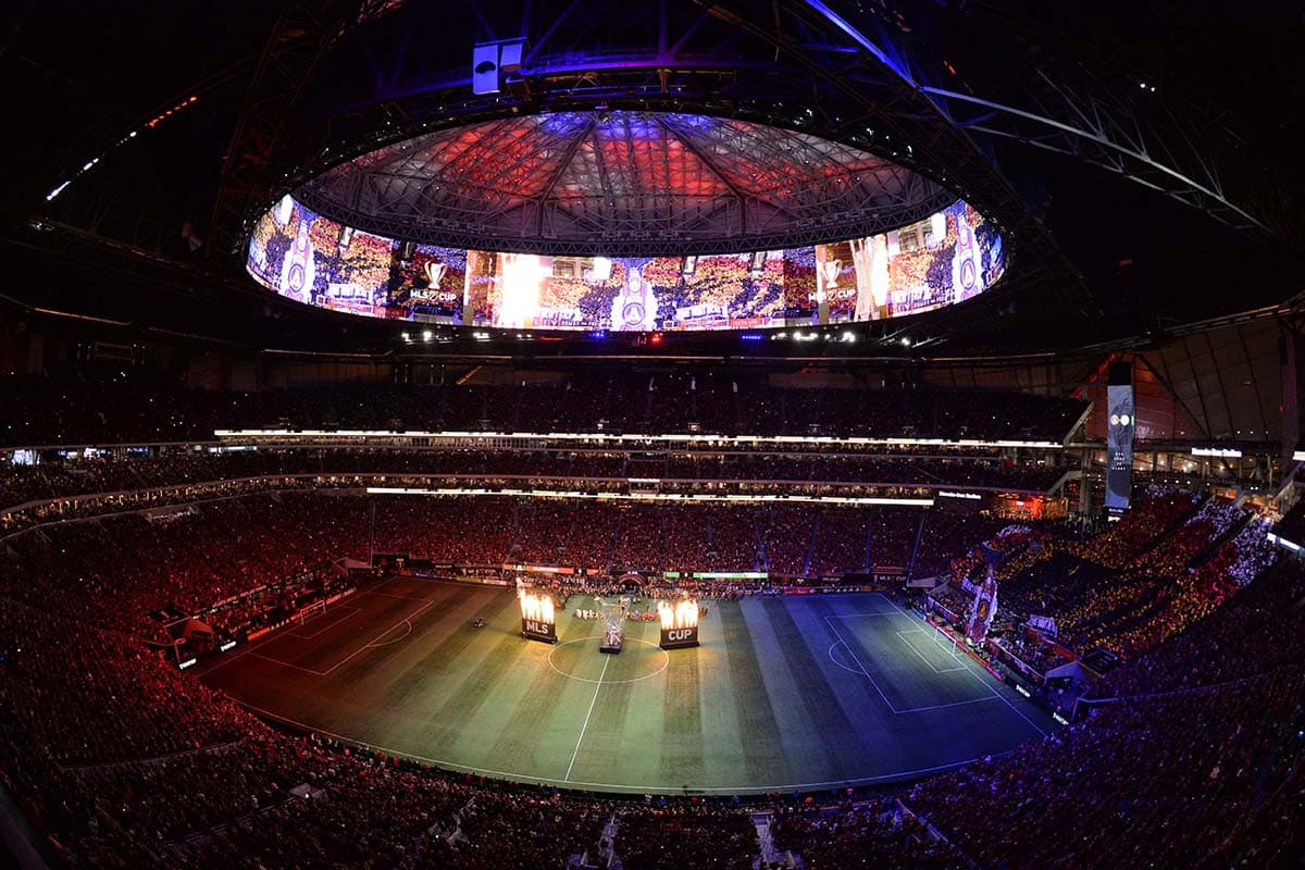 Una increíble fiesta se vive en las tribunas del Mercedes-Benz Stadium en la definición de la MLS Cup.