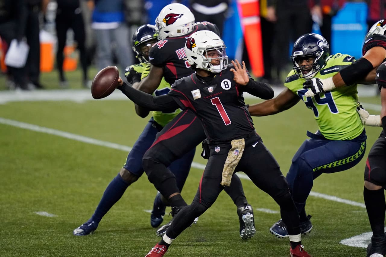 Russel Wilson comanda la victoria de 21-28 sobre los cardinals y ponen su record en 7-3.