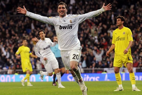 Con dos goles de Gonzalo Higuaín, el Real Madrid goleó 6-2 al Villarreal en la Liga de España.
