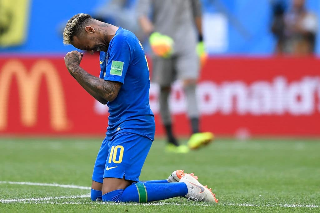 Aún así, Neymar volvió a sobresalir por su histrionismo al arrodillarse a llorar en el remate del partido. Esos detalles le quitaban cada vez más credibilidad entre los seguidores.