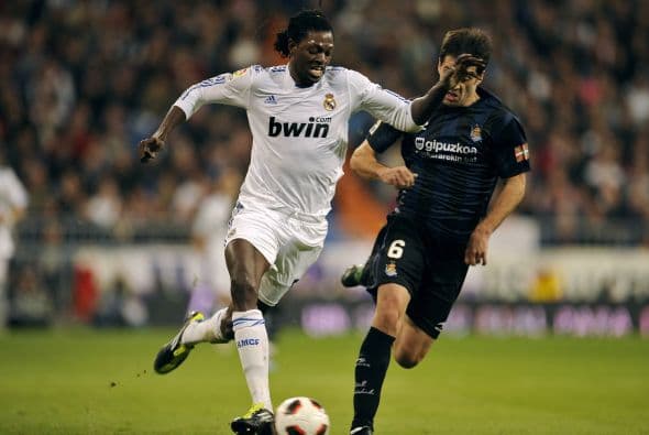 Emmanuel Adebayor llegó en el invierno del invierno del 2010 al conjunto merengue ante la falta de delanteros. El de Togo anotó 8 goles en 22 juegos disputados con los merengues, ayudó a que el Real ganara la liga de esa temporada.