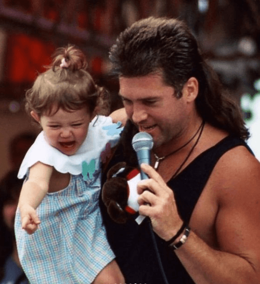 Miley Cyrus celebró a su papá con una serie de fotografías y videos.