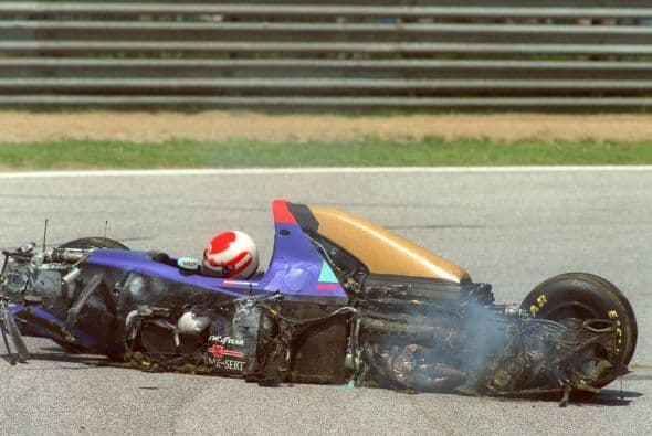 Mientras que el austríaco Roland Ratzenberger no tendría la misma suerte, perdiendo la vida en otro incidente. 
