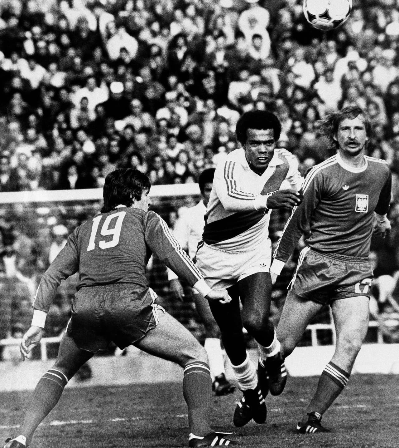 Es considerado por muchos, como el máximo referente del fútbol peruano en todo el mundo, uno de los mejores jugadores sudamericanos de la historia. Gran mediocampista que mostró al mundo la capacidad de los peruanos para sobresalir en el mundo del futbol.