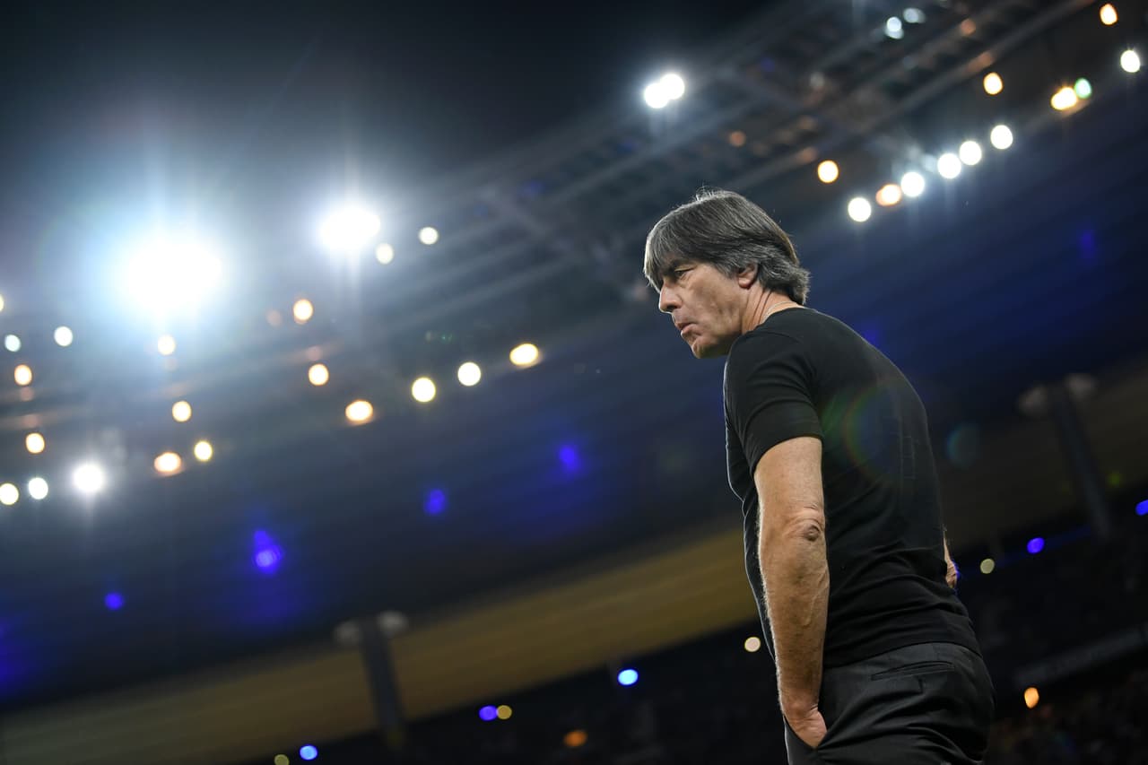 Joachim Low, criticado por los resultados recientes de Alemania, salía al campo antes de que las tribunas se llenaran.