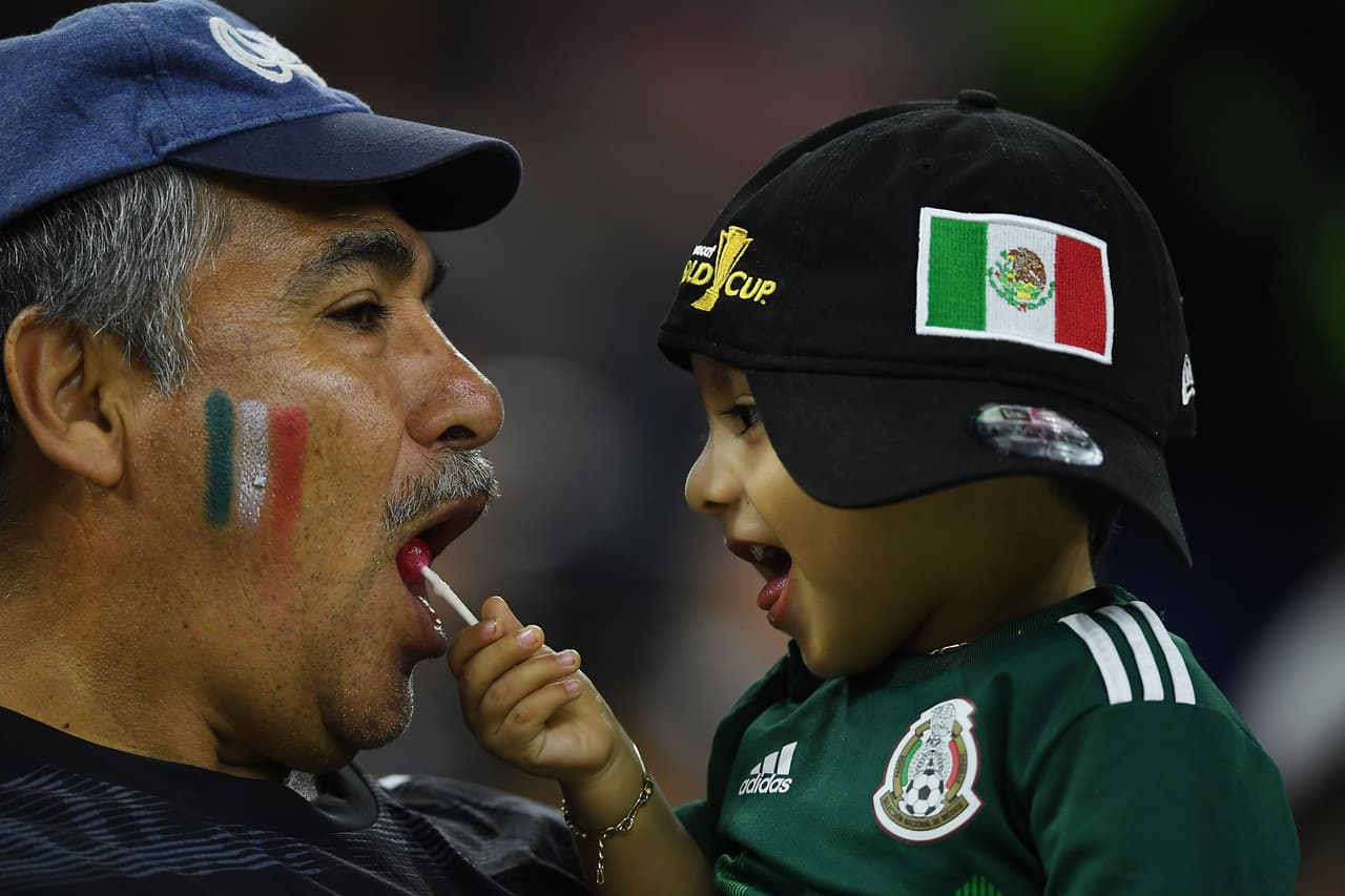 Los aficionados a la Selección Mexicana en Estados Unidos se distinguen por su lealtad, su pasión y su creatividad para mostrar su cariño al Tri. Estos son algunos de los que consideramos verdaderos aficionados, esos que contagian con su entusiasmo y ganas de apoyar. Nuestro reconocimiento para todos ellos.