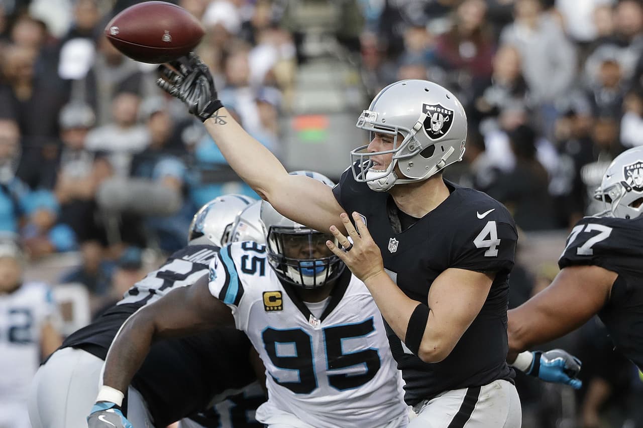 Los Raiders se complican de más, pero vencen a los Panthers