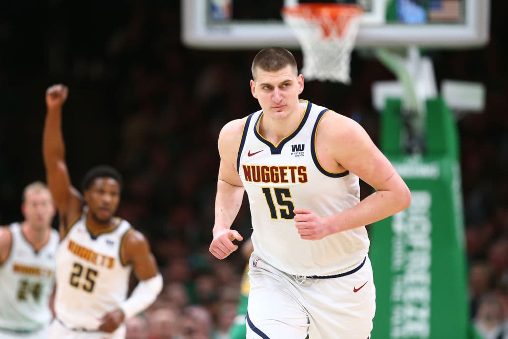 <b>Nikola Jokic</b> de los 
<b>Denver Nuggets</b> fue seleccionado a su primer Juego de Estrellas de la NBA esta campaña y con 20.1 puntos por partido registra su máxima puntuación de por vida en una temporada. El poste serbio de los Nuggets, segundo sembrado del Oeste, se verá las caras ante los San Antonio Spurs, el séptimo.