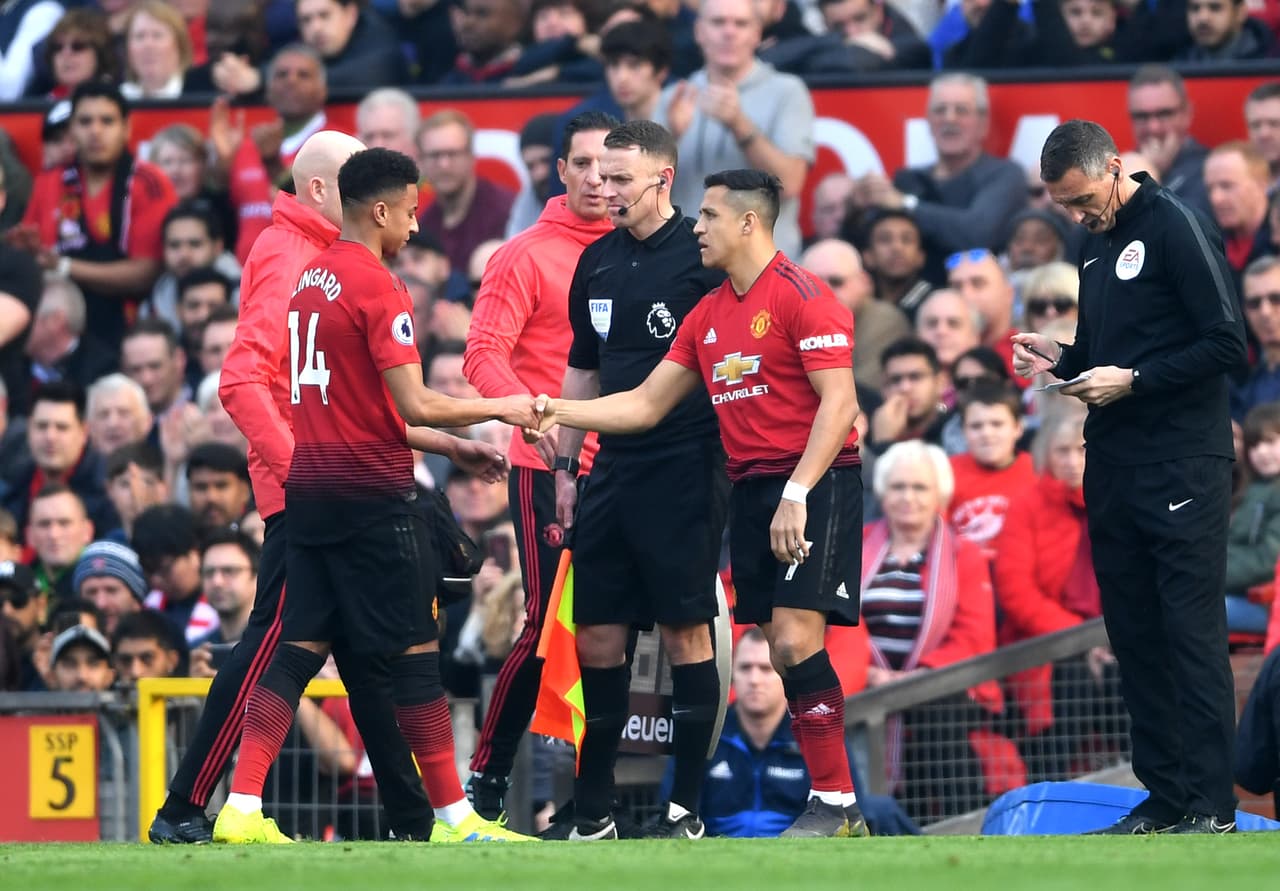 La entrada del chileno Alexis Sánchez por Lingard fue la tercera sustitución en 22 minutos, en los tres casos por molestias físicas de los jugadores Manchester United.