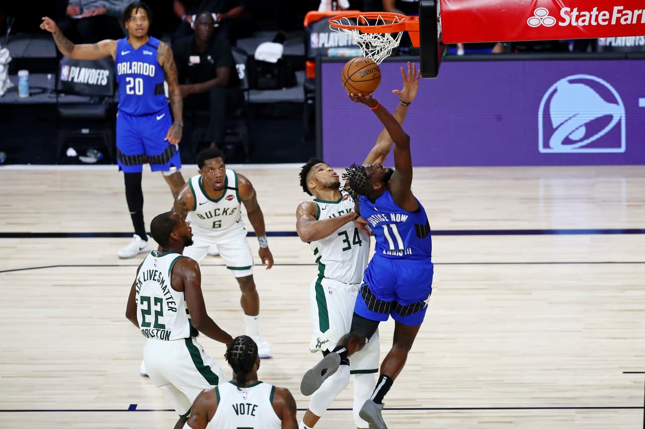 Los Milwaukee Bucks reaccionan en los Playoffs y le pegan 96-111 al Orlando Magic y empatan la serie.