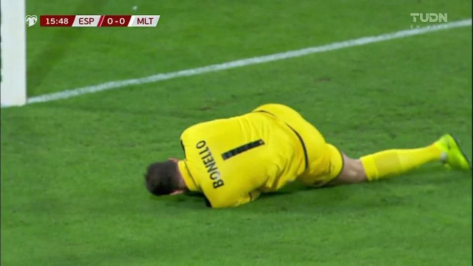 Jurgen Pisani despeja el balón y aleja el peligro