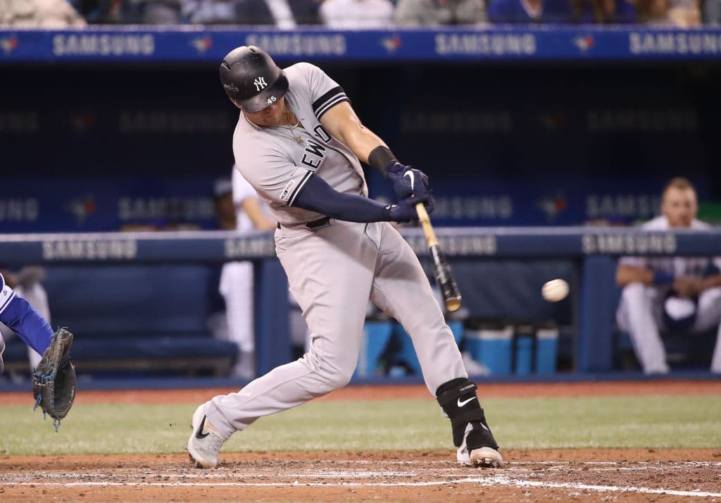 Clint Frazier y Aaron Hicks batearon sendos vuelacercas por los Yankees, líderes de la División Este de la Liga Americana, que perdieron encuentros consecutivos por primera ocasión en más de un mes.