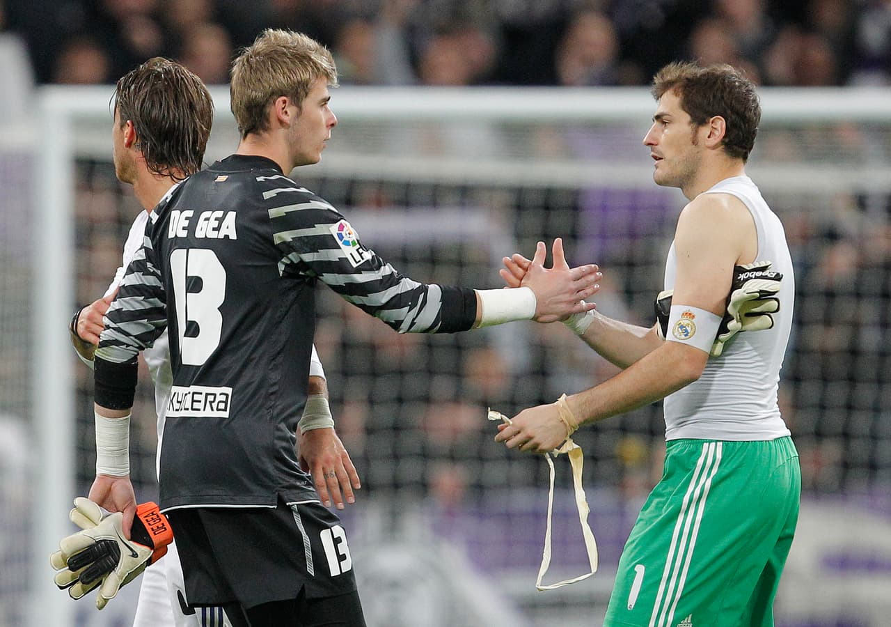 De Gea dio sus primeros pasos con Atlético de Madrid, pero para muchos su destino era seguir los pasos de Íker Casillas, titular de la selección y por ellos con los colores de Real Madrid.