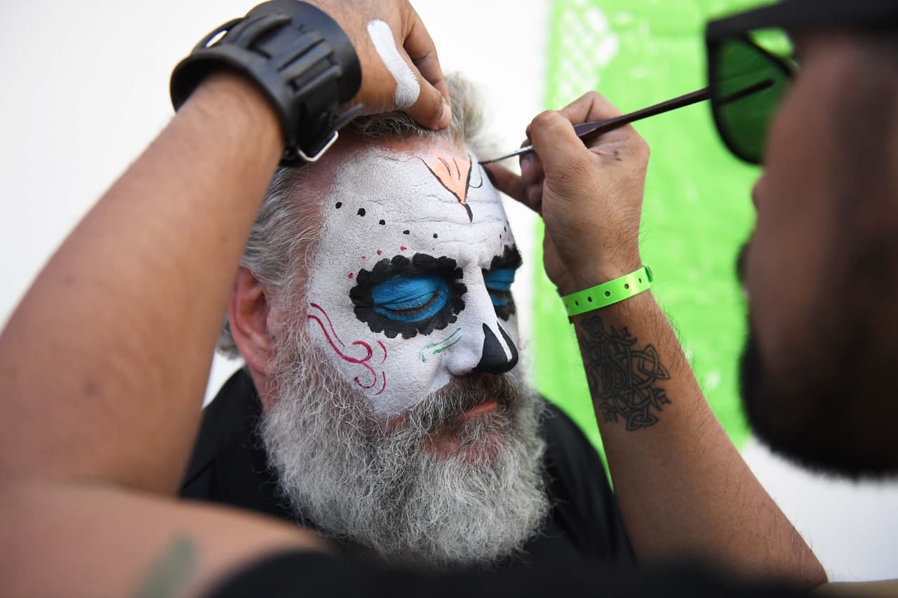 Los disfraces típicos de la tradicional celebración del Día de los Muertos se tomó la previa del Gran Premio de México en la Fórmula 1, con un colorido que le dio un condimento especial.