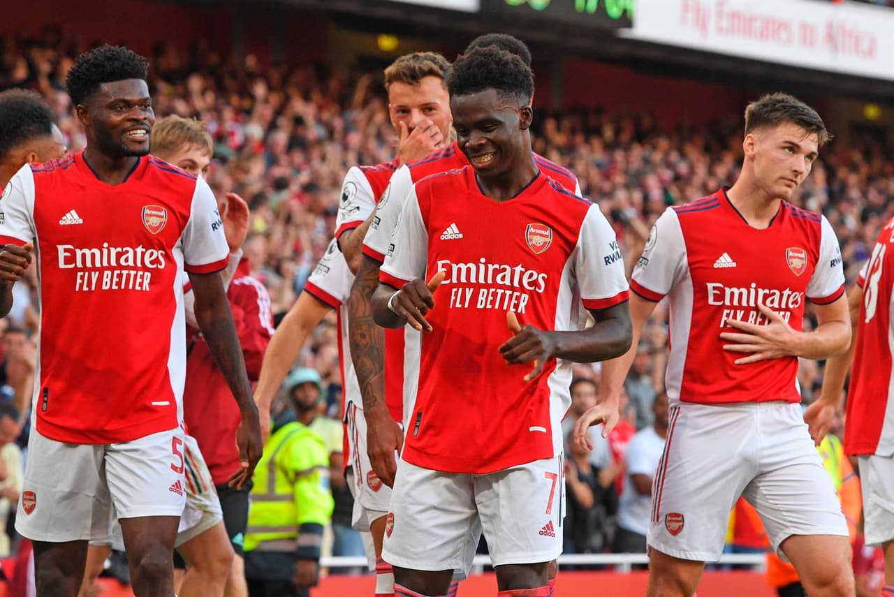 Tottenham cae ante un encendido Arsenal con marcador de 3-1 durante la sexta fecha en la Premier League. En menos de 35 minutos ya habían caido las anotaciones de Emile Smith Rowe, Aubameyang y Bukayo Saka. Para los Spurs descontó Son Heung-Min al minuto 79' del encuentro.