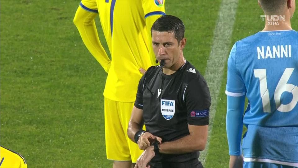 Arranca el partido y la pelota está en juego.