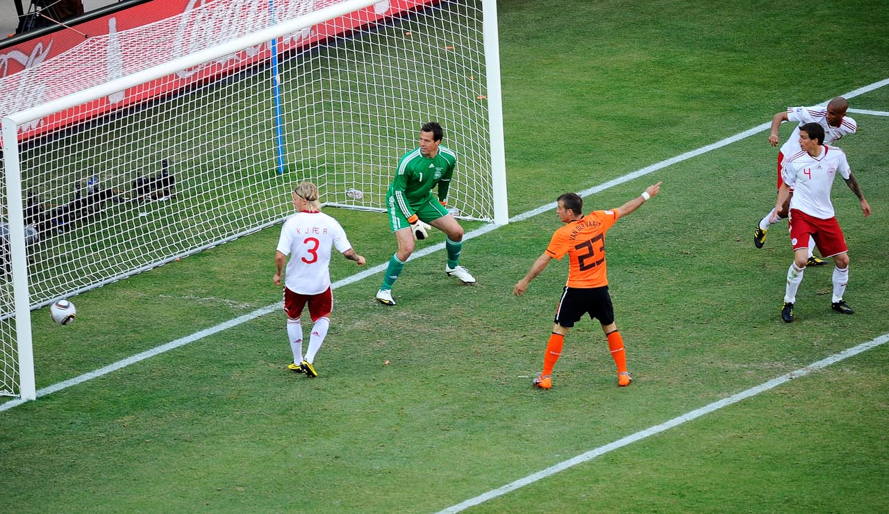 Ese balón entró ante la impotencia del defensa cuyo país tuvo una discreta participación en Sudáfrica.