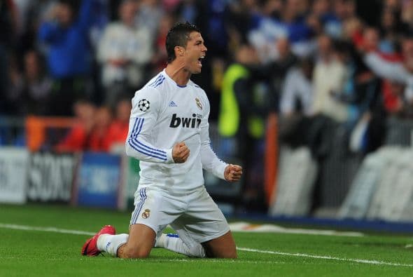 No pasó mucho tiempo para que los 'merengues' tomaran ventaja por conducto de Cristiano Ronaldo con un tiro libre potente y una barrera milanista inexistente.