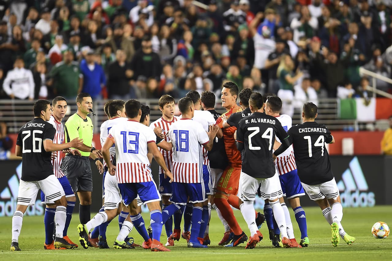 Y el ábitro central sacó la tarjeta roja, no sin antes tener que disipar esta melé entre mexicanos y paraguayos pues se caldearon los ánimos, sobre todo Miguel Layún estaba furioso por la falta.