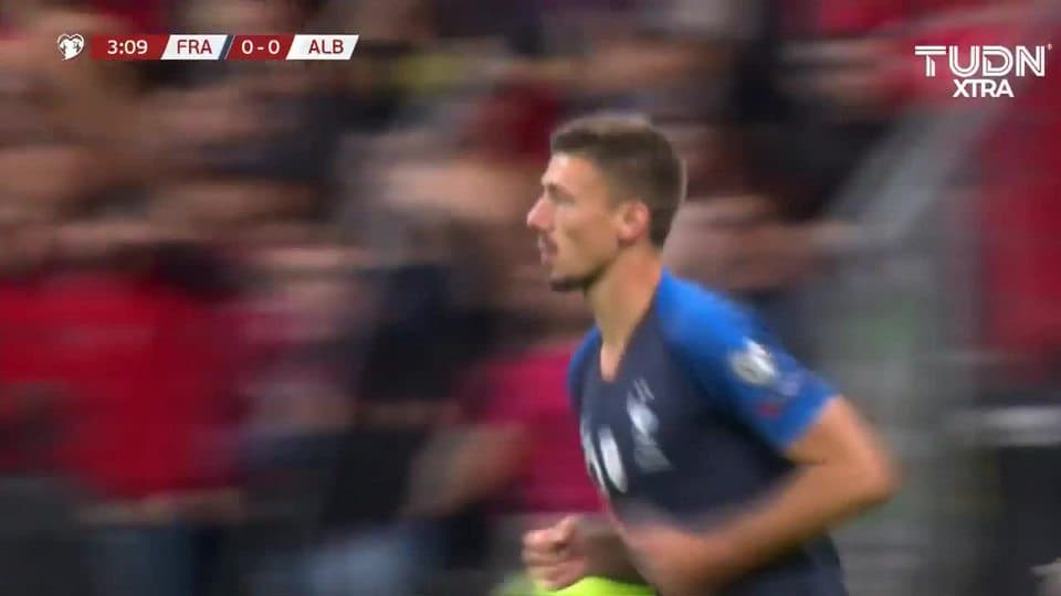 Tiro desviado de Clément Lenglet