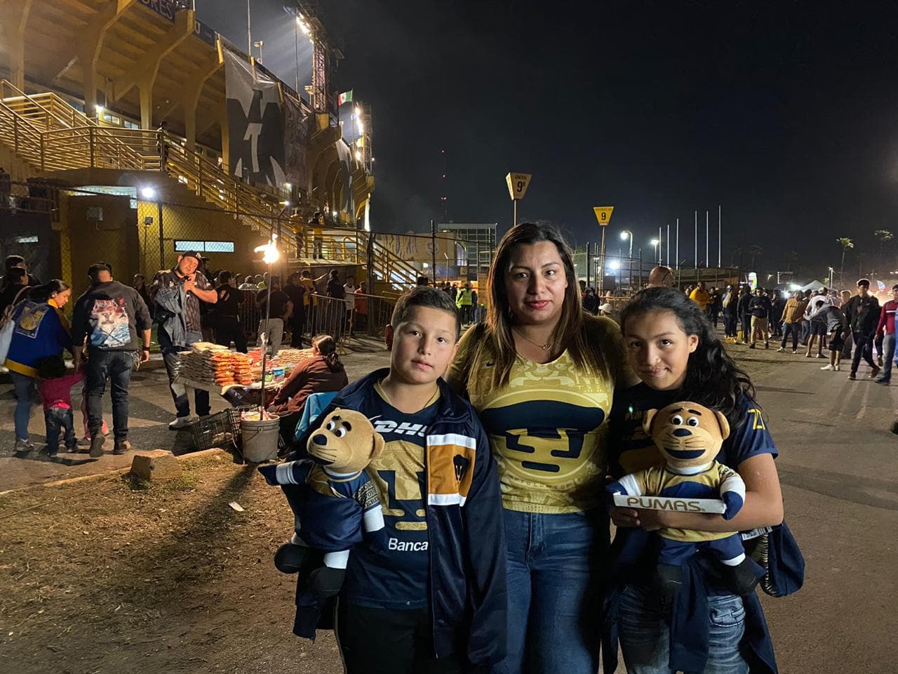 Asi llegan los aficionados al Estadio Universitario para el duelo de felinos en esta Jornada 8 de la Liga MX.