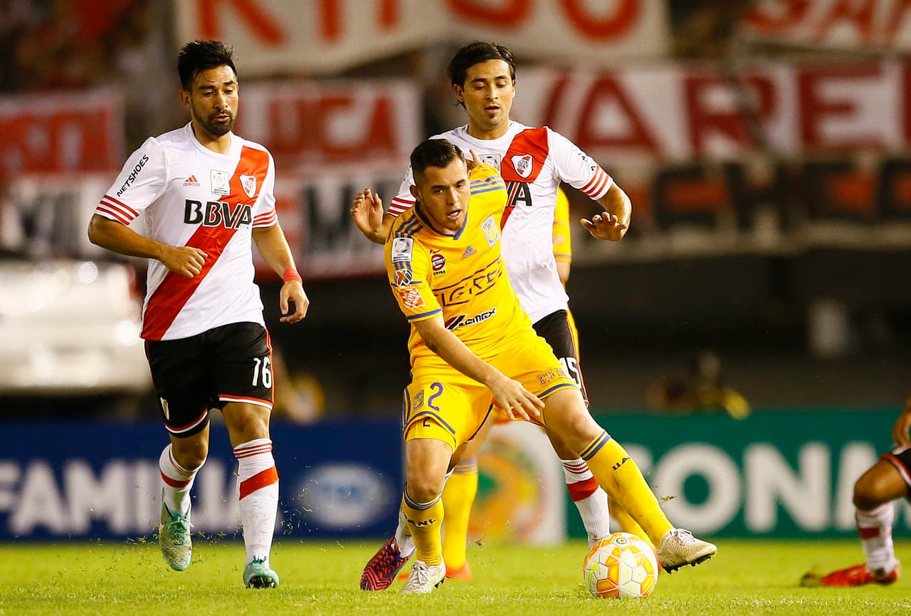 En cuestión de táctica River Plate está un poco más obligado a salir ofensivo al jugar como local, por lo que aunque mantenga la misma formación la tendencia de los elementos sería adelantar líneas y presionar la salida de Tigres.