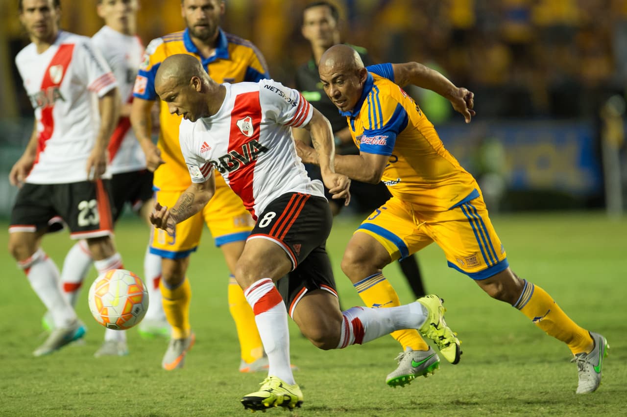 Otro elemento desequilibrante es Carlos Sánchez, el uruguayo conoce el ritmo del fútbol mexicano, en cuestión de técnica su golpeo de balón y desborde desde la media cancha lo hacen una opción de ataque atractiva.