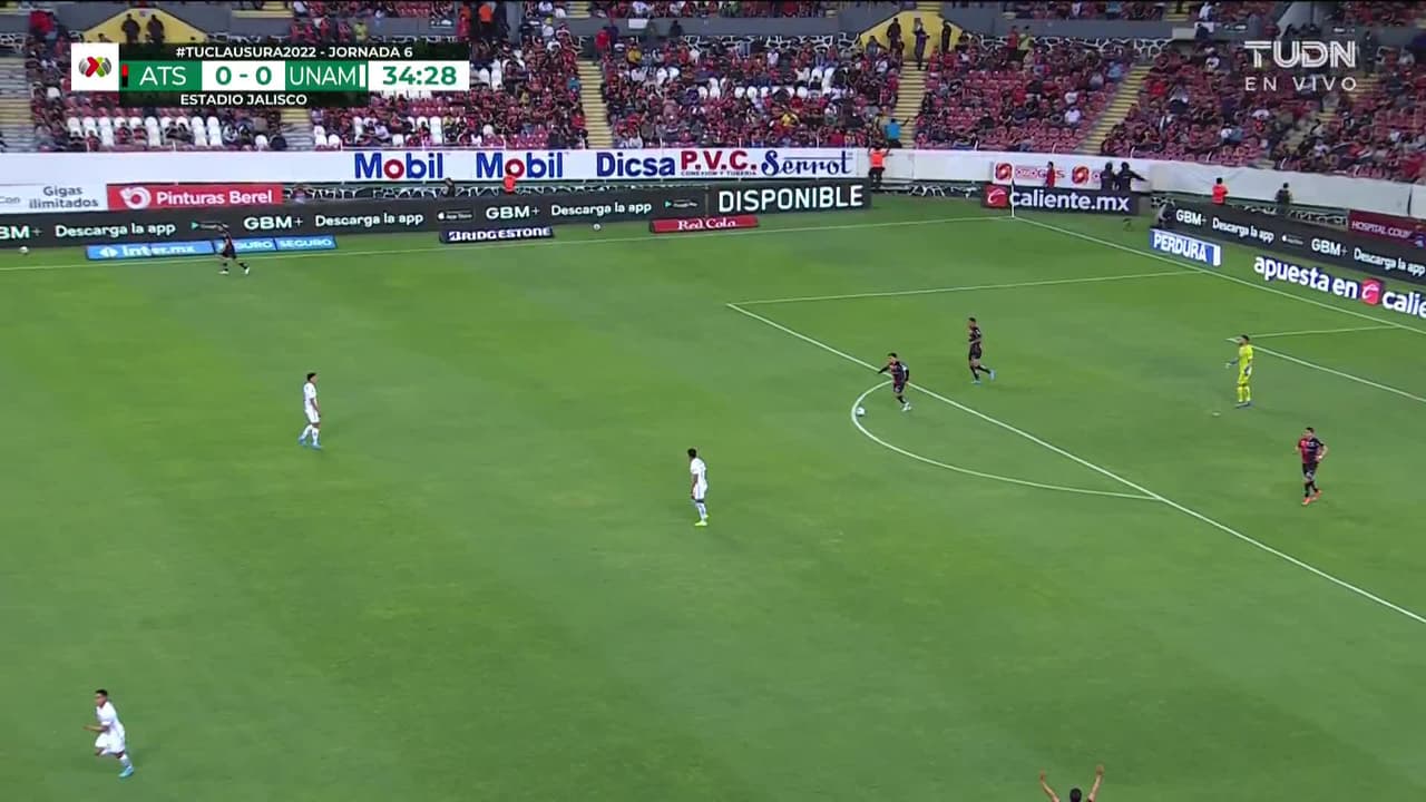 ¡TIRO ATAJADO! disparo por Julián Quiñones.