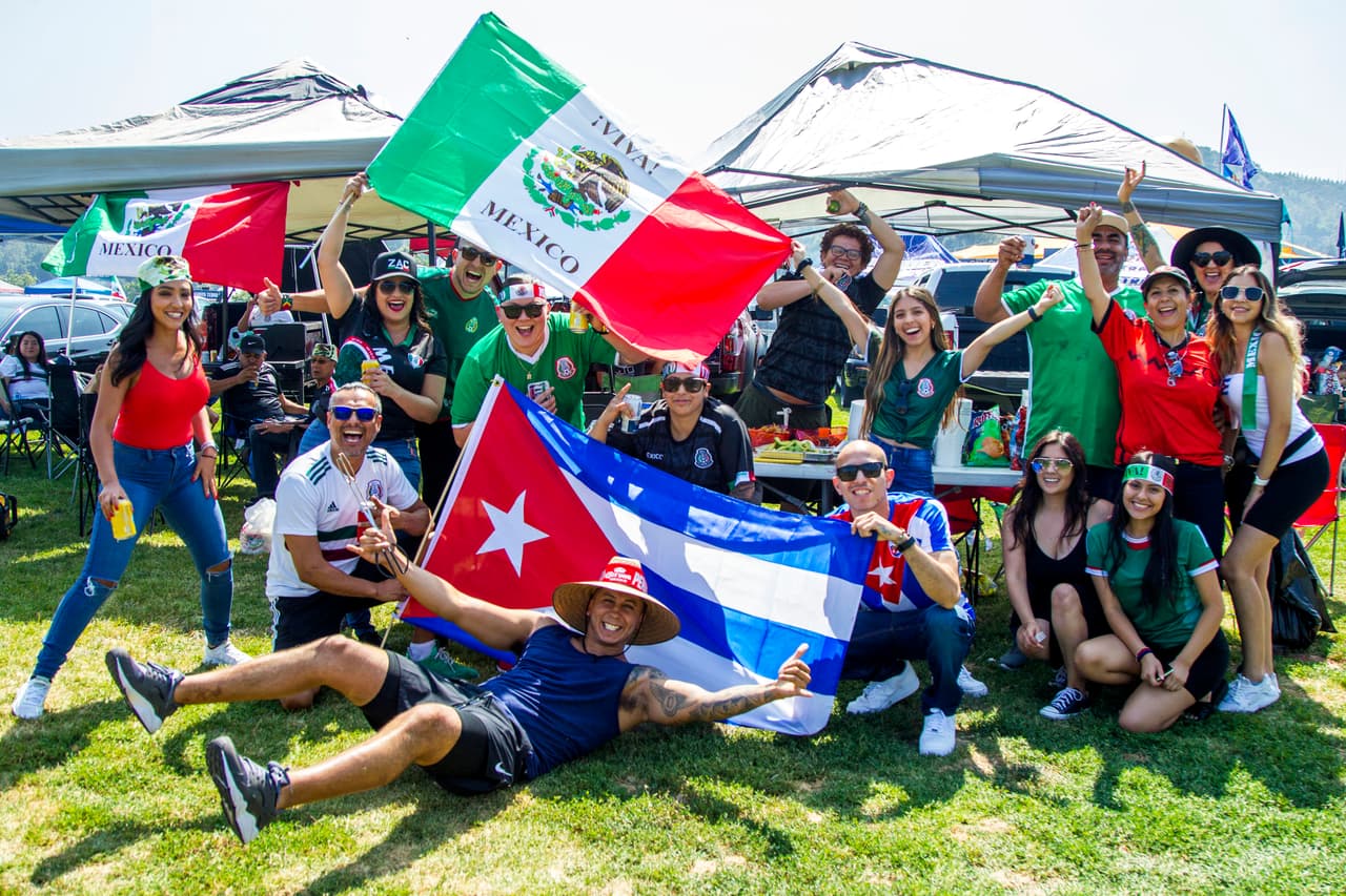 Los fanáticos mexicanos en gran número se preparan para el primer juego del Tri en la Copa Oro 2019 contra Cuba en el Rose Bowl.