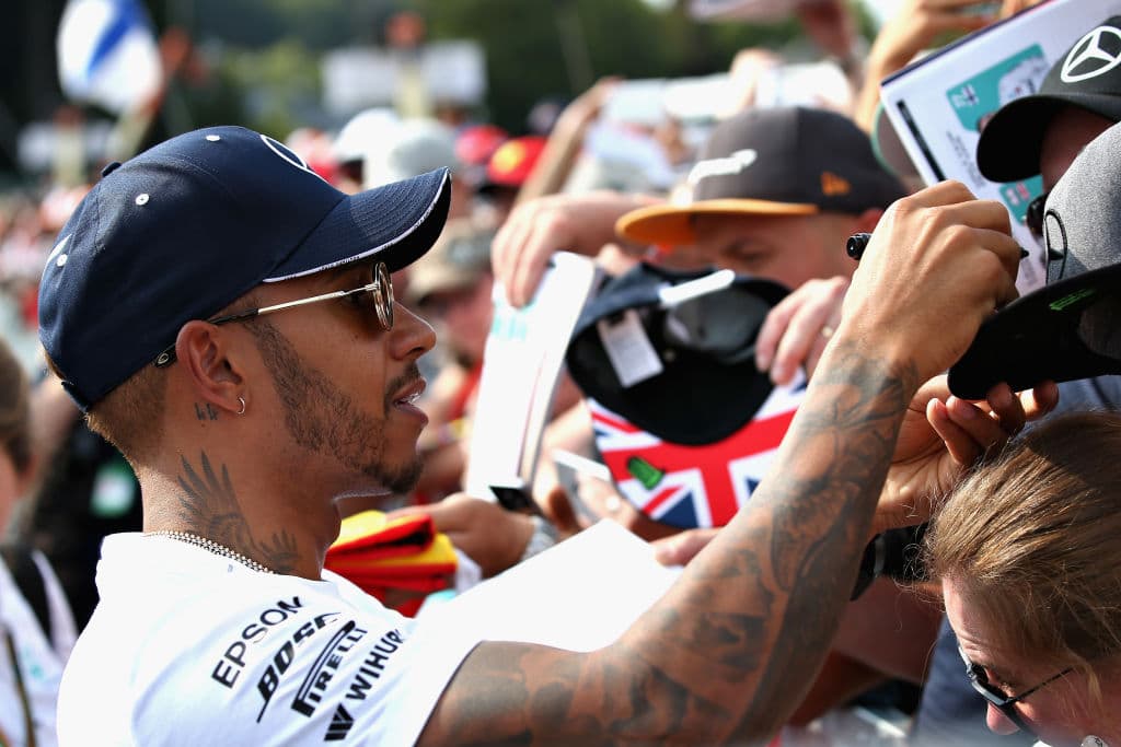 Sus tatuajes y su estilo irreverente han marcado la forma de ser de un piloto que tiene cuatro títulos en Fórmula 1 y que sueña esta temporada con el quinto en su palmarés.