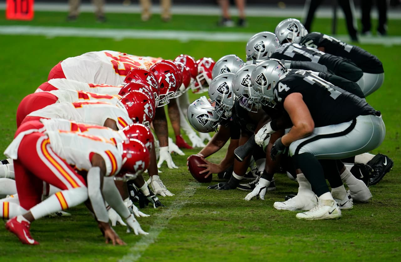 Con menos de dos minutos en el reloj, los Chiefs consiguen el touchdown de la victoria y se vengan de los Raiders al imponerse 35-31.