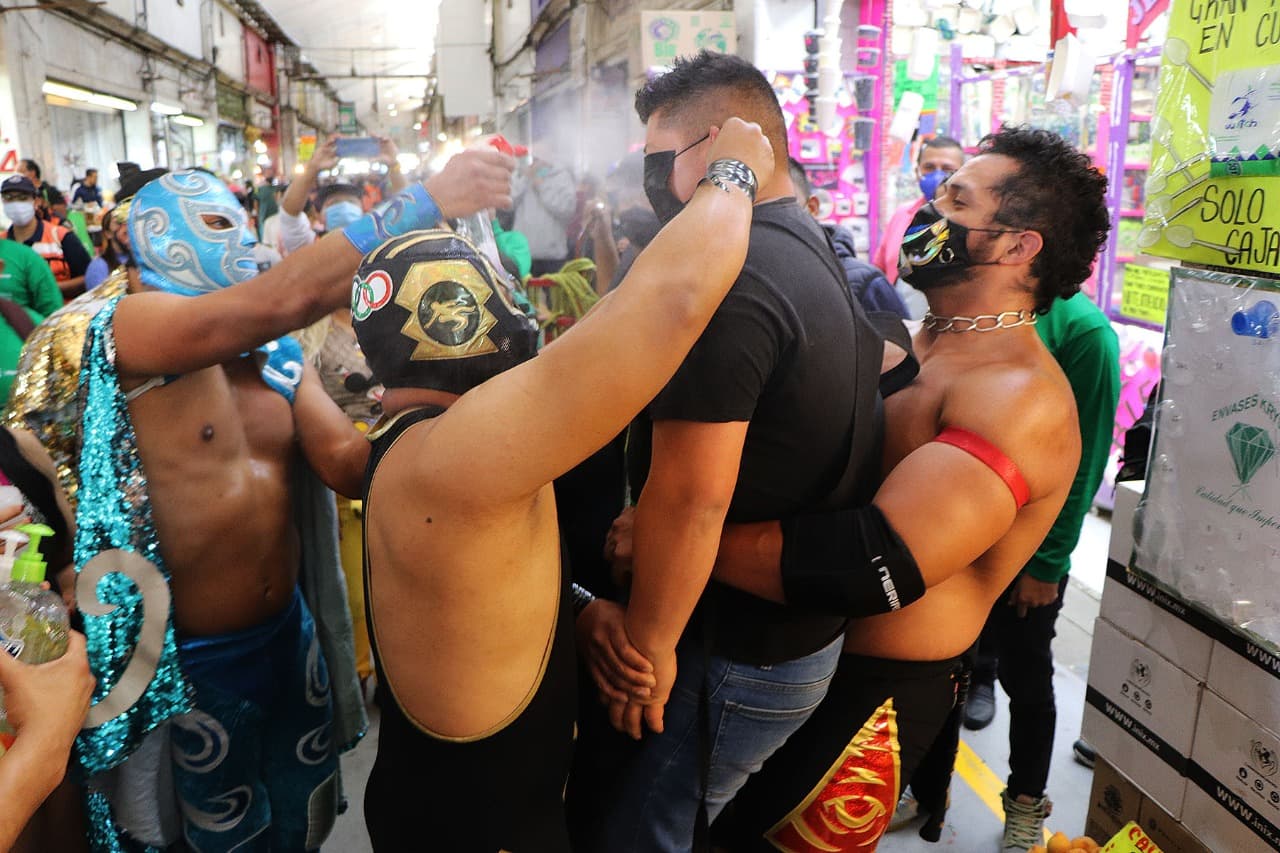 Luchadores 'someten' a quienes no usan cubrebocas