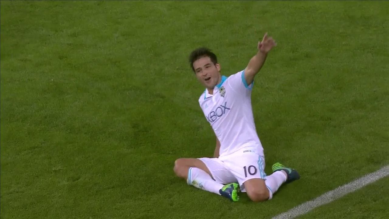 18. Nicolás Lodeiro, Seattle Sounders - $1.743 Millones USD: El enganche uruguayo de los Sounders le cambió la cara al equipo cuándo llegó el verano pasado y los llevó de la mano a su primer título de MLS Cup. Su salario incluso parece por debajo de lo que aporta en la cancha.