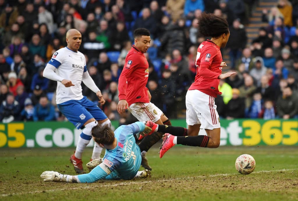 Scott Davies sale tarde y termina cometiendo un penalti sobre Greenwood, quien marca desde los 11 pasos.