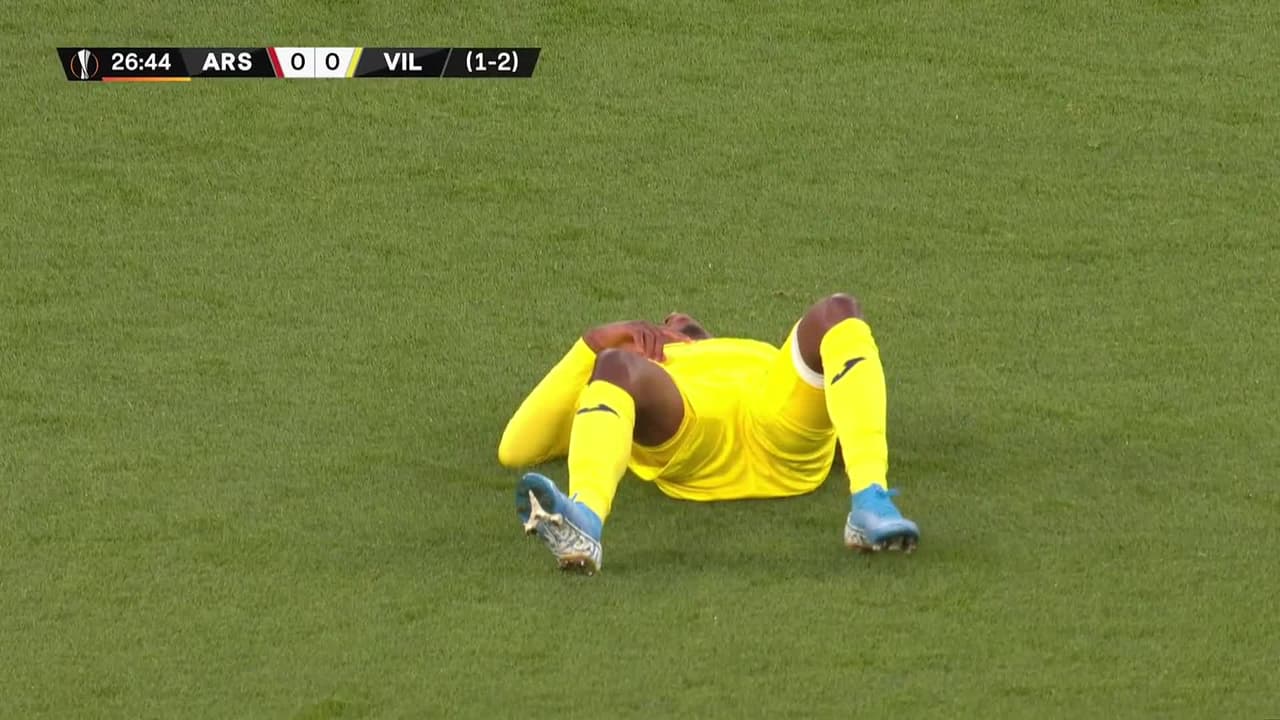 ¡CERCA! Pierre-Emerick Aubameyang disparó que se estrella en el poste.