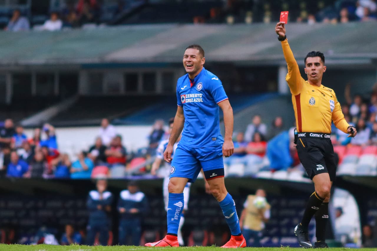 En el minuto 69, el defensor Pablo Aguilar (centro) dejó con un hombre menos a Cruz Azul tras una entrada temeraria.