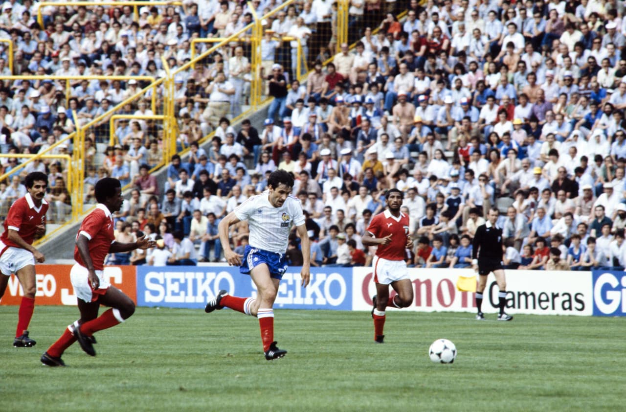 Sin embargo, una jugada que desembocó en el cuarto gol de Alan Giresse encedió la polémica.