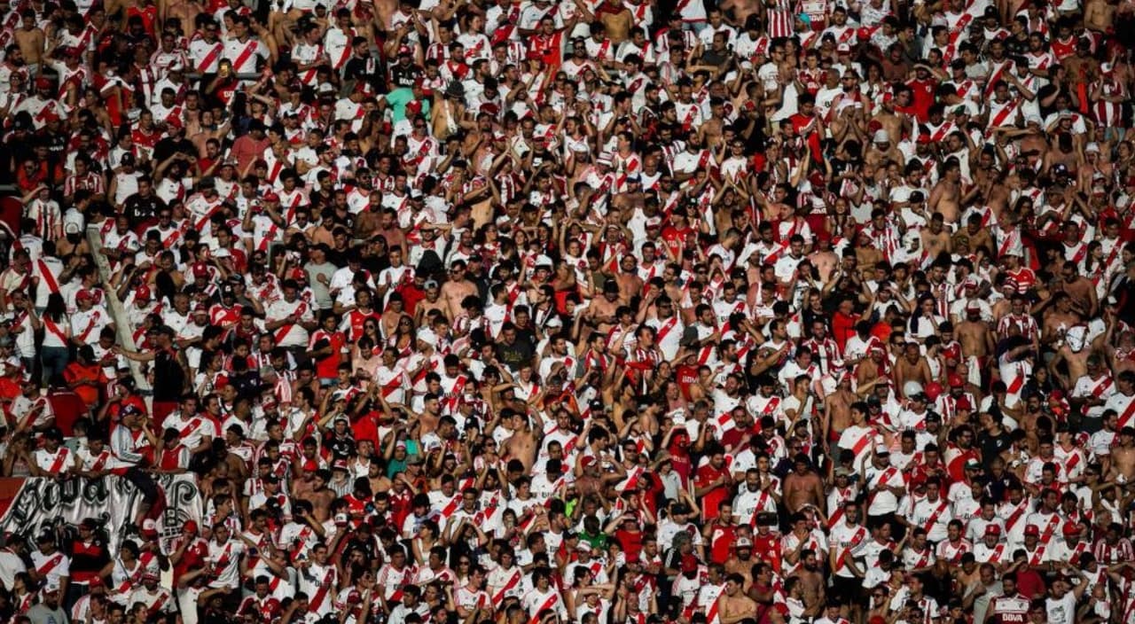 ¡Incontrolable! Afición de River invadió el área de vestuarios tras suspensión