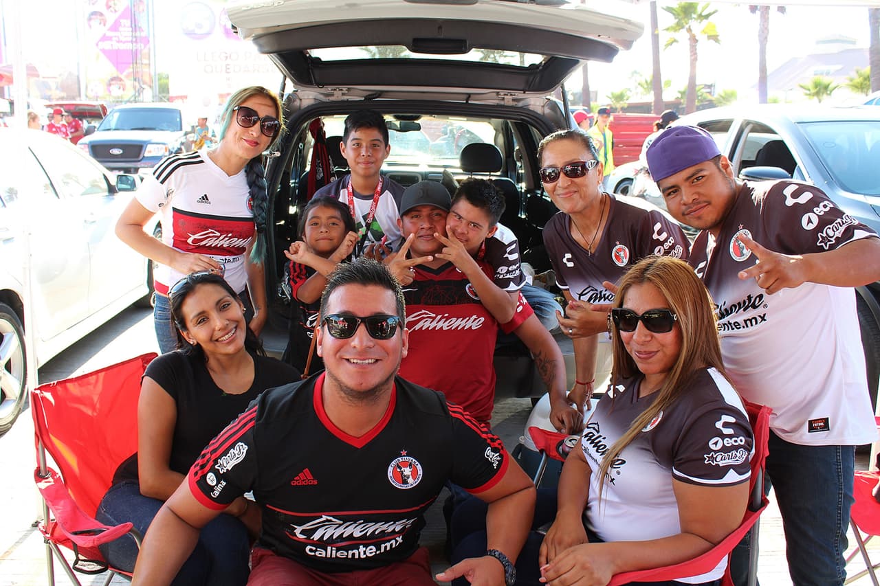 Amigos, fiesta, comida, playeras e incluso tatuajes fueron algunas de las muestras de apoyo de la afición de Xolos.