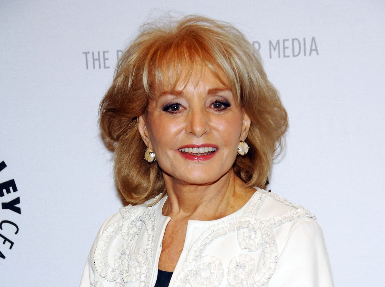<b><a href="https://www.univision.com/noticias/estados-unidos/barbara-walter-muerte-pionera">Barbara Walters </a></b>
<br>
<br>La intrépida entrevistadora, presentadora y conductora de programas de televisión que fue 
<b>la primera mujer en convertirse en una superestrella de los noticieros</b> durante una carrera excepcional por su duración y variedad, murió a los 93 años. En 1976 Walters se convirtió en la primera mujer conductora de un espacio noticioso en EEUU, con un salario sin precedentes de un millón de dólares. Competía no solo con cadenas rivales sino con compañeros dentro de la suya, en un mundo con cada más vez más entrevistadores, incluyendo muchas mujeres que siguieron sus pasos. Durante sus casi cuatro décadas en ABC, y antes en NBC, las entrevistas exclusivas con gobernantes, miembros de la realeza y artistas le concedieron un estatus de celebridad prácticamente equiparable al de esos personajes, al tiempo que la situaban a la vanguardia de la tendencia que convirtió a los reporteros de televisión en estrellas.