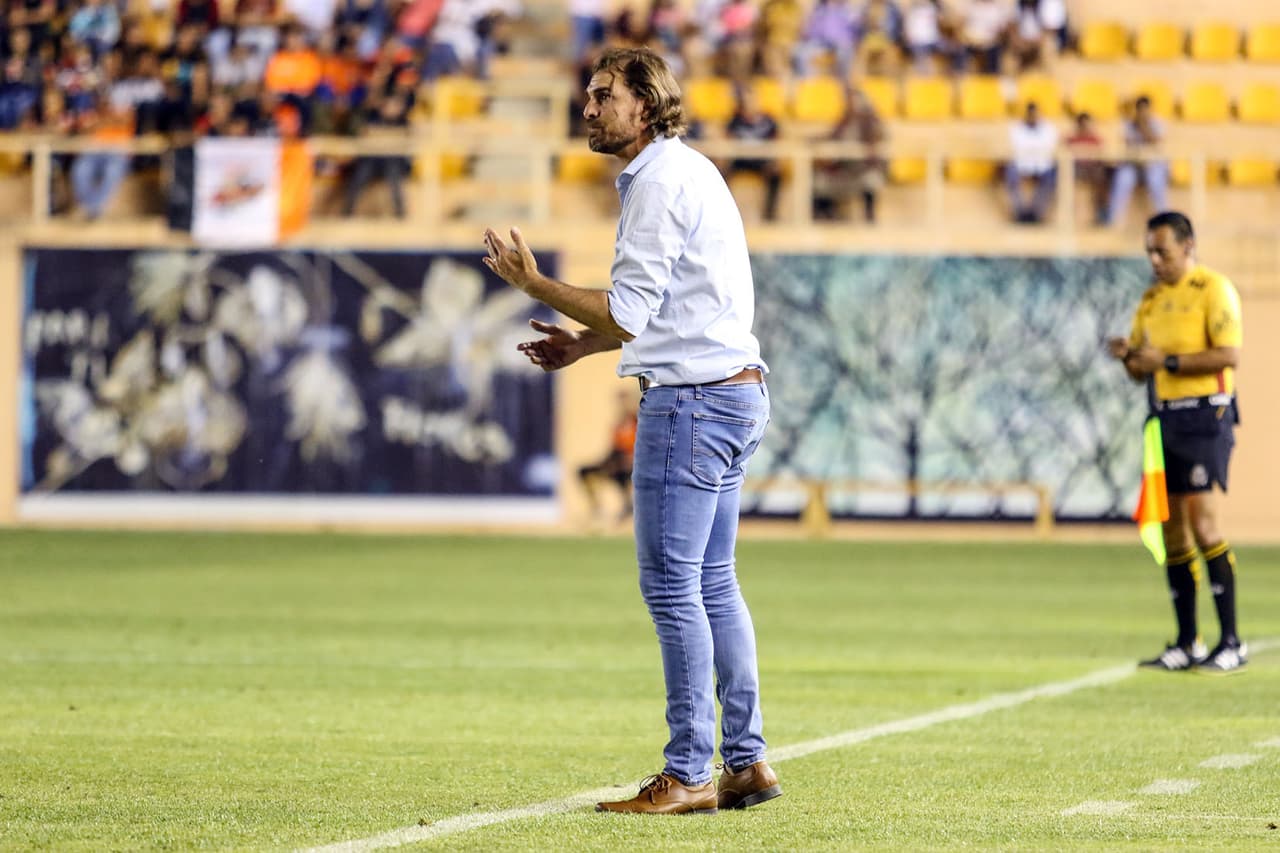 Conforme iban pasando los minutos Andrés Carevic, director tecnico de Mineros, Iba perdiendo la paciencia porque el tiempo se le agotaba a su equipo.