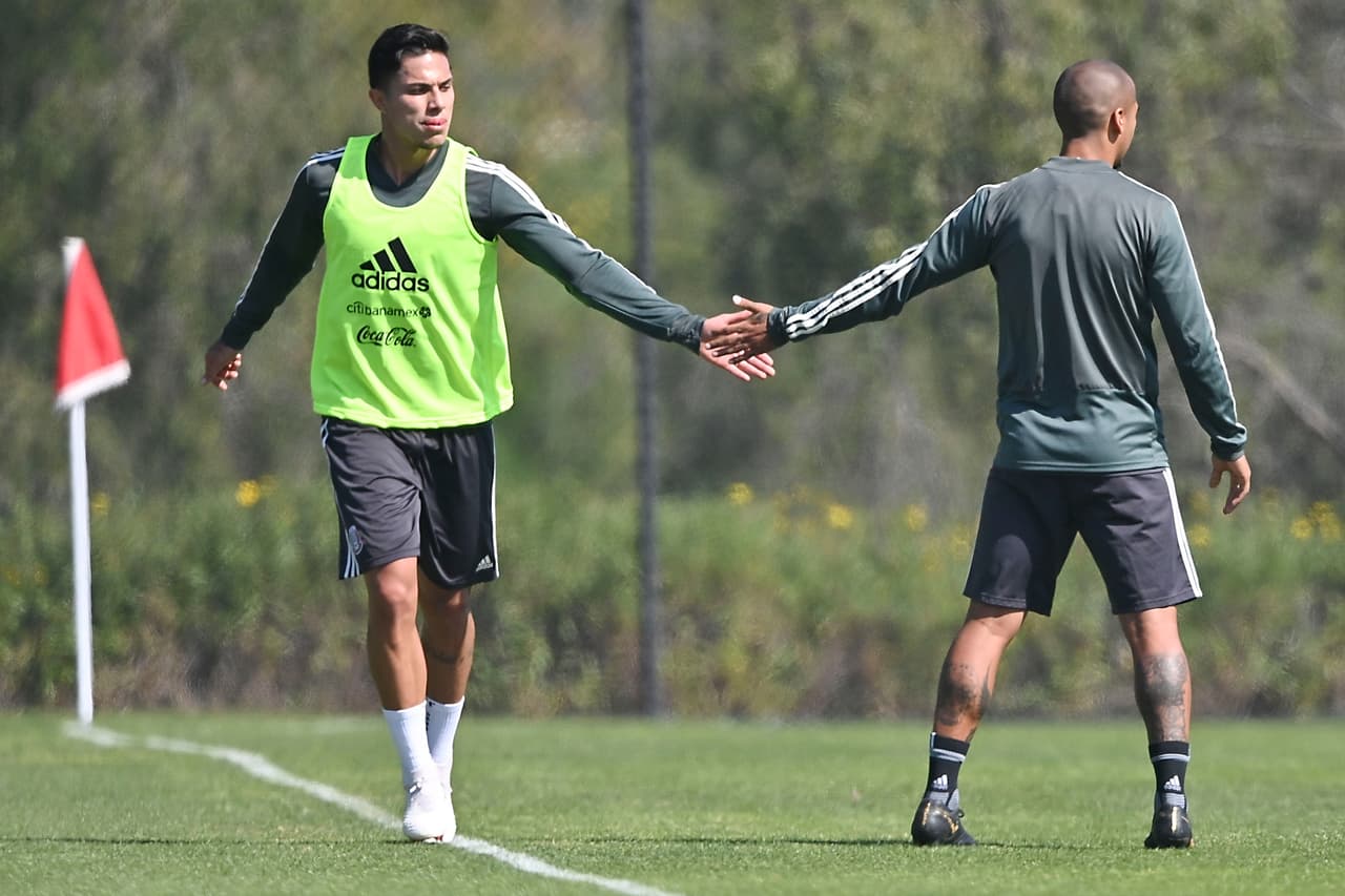 Carlos Salcedo, integrante de los Tigres de la UANL, recibiendo el saludo de uno de sus compañeros en la parte final del entrenamiento del Tricolor.